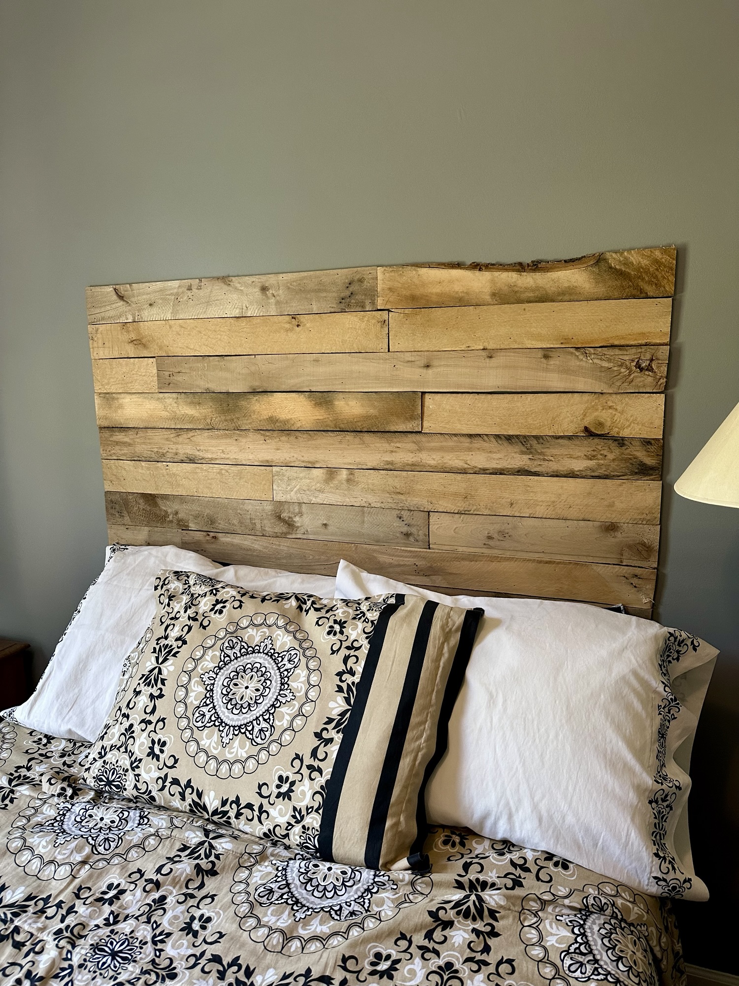 Create a Rustic Headboard with Scrap Wood in One Hour, image size:1500x2000